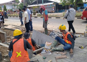 Anggota DPRD Komisi III  M Yasir Tinjau Pembangunan Pedestarian dan Drainase di Kota Jambi