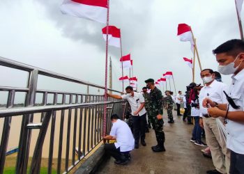 Gubernur Al Haris Kibarkan Seribu Bendera Merah Putih di Gentala Arasy