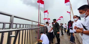 Gubernur Al Haris Kibarkan Seribu Bendera Merah Putih di Gentala Arasy