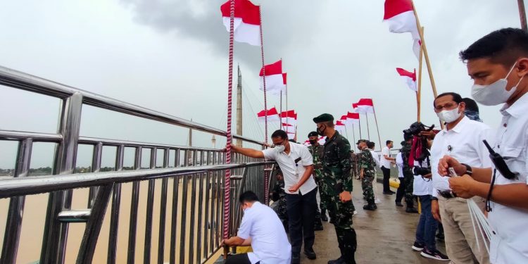 Gubernur Al Haris Kibarkan Seribu Bendera Merah Putih di Gentala Arasy