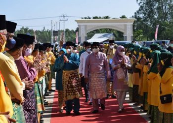 MTQ Ke-50 Ditutup, Wakil Gubernur Serahkan Piala Bergilir Kepada Tuan Rumah Sebagai Juara Umum