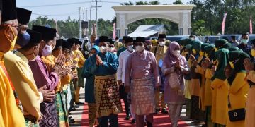 MTQ Ke-50 Ditutup, Wakil Gubernur Serahkan Piala Bergilir Kepada Tuan Rumah Sebagai Juara Umum