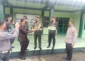 Peringati HUT TNI ke-76, Kapolres Merangin Beserta Jajaran Serahkan Kue Sebagai Ucapan Selamat