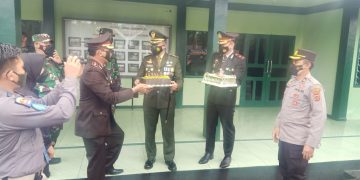 Peringati HUT TNI ke-76, Kapolres Merangin Beserta Jajaran Serahkan Kue Sebagai Ucapan Selamat