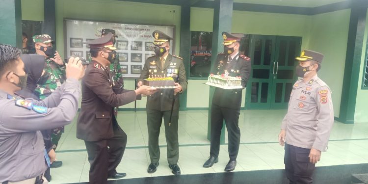 Peringati HUT TNI ke-76, Kapolres Merangin Beserta Jajaran Serahkan Kue Sebagai Ucapan Selamat