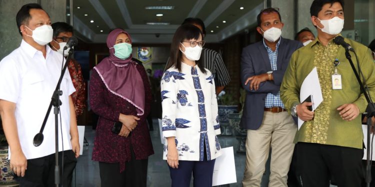 Mendagri Serahkan Keppres ke Tim Seleksi Terpilih Pembentukan Calon Anggota KPU dan Bawaslu Tahun 2022-2027