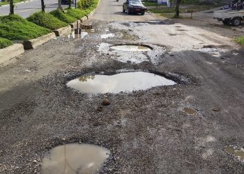 Lama Belum Diperbaiki, Pengendara Bermotor Keluhkan Jalan Tiga Jalur Di Merangin Berlubang