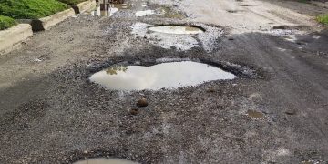 Lama Belum Diperbaiki, Pengendara Bermotor Keluhkan Jalan Tiga Jalur Di Merangin Berlubang