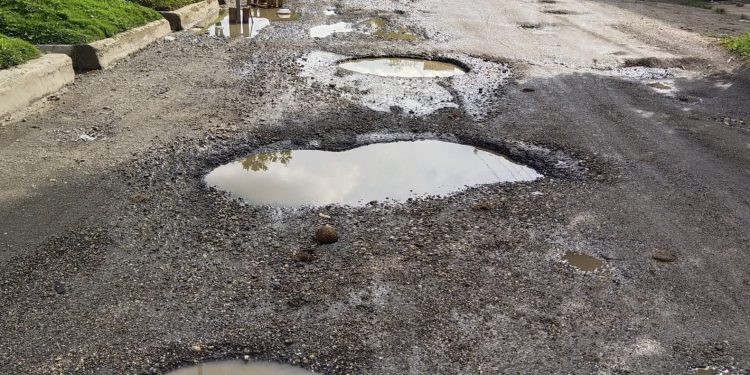Lama Belum Diperbaiki, Pengendara Bermotor Keluhkan Jalan Tiga Jalur Di Merangin Berlubang