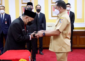 Serahkan SK Plt Dirjen Bangda, Mendagri Pesan Soal Penanganan Kemiskinan Ekstrem dan Stunting