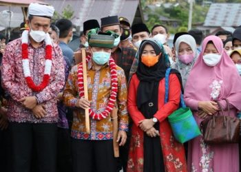Gubernur H. Al Haris beserta Istri Disambut Acara Adat Saat Pulang Ke Desa Muara Madras