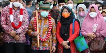 Gubernur H. Al Haris beserta Istri Disambut Acara Adat Saat Pulang Ke Desa Muara Madras