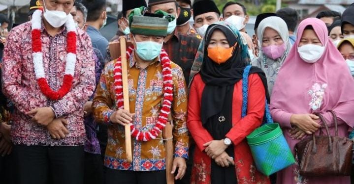 Gubernur H. Al Haris beserta Istri Disambut Acara Adat Saat Pulang Ke Desa Muara Madras