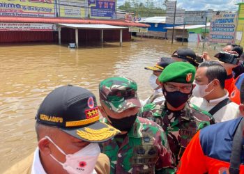 Serahkan Bantuan DSP Rp 1,5 Miliar, Ganip Warsito Sampaikan Strategi Penanganan Banjir Sintang