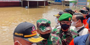 Serahkan Bantuan DSP Rp 1,5 Miliar, Ganip Warsito Sampaikan Strategi Penanganan Banjir Sintang