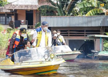 Tinjau Banjir di Sintang dan Melawi, Menteri PUPR Siapkan Penanganan Jangka Pendek dan Panjang