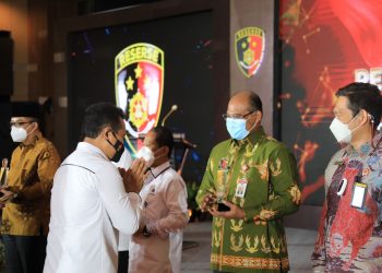 Kabareskrim Polri Serahkan Penghargaan Ke Dirjen Bina Adwil Kemendagri