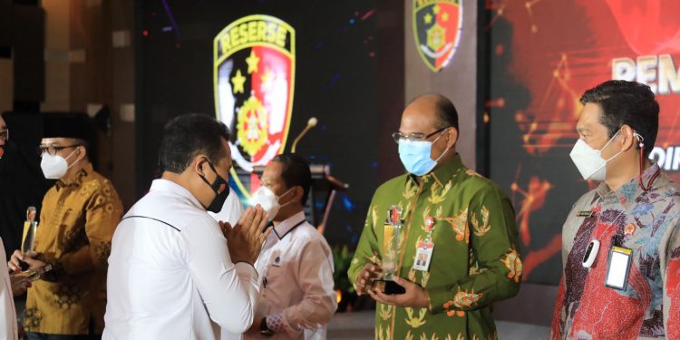 Kabareskrim Polri Serahkan Penghargaan Ke Dirjen Bina Adwil Kemendagri