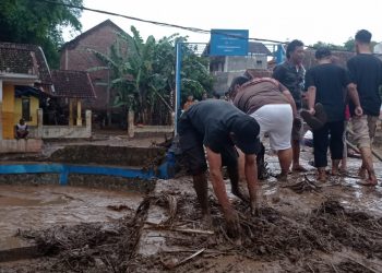 Satu Rumah Warga Garut Hanyut dan 20 KK Mengungsi Akibat Banjir