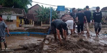 Satu Rumah Warga Garut Hanyut dan 20 KK Mengungsi Akibat Banjir