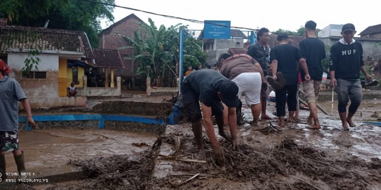 Satu Rumah Warga Garut Hanyut dan 20 KK Mengungsi Akibat Banjir