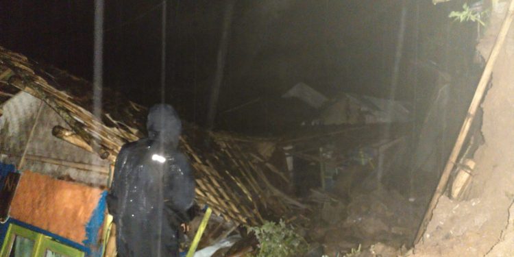 Selamat dari Tanah Longsor, Dua Warga Kabupaten Bandung Dirujuk ke RS Soreang