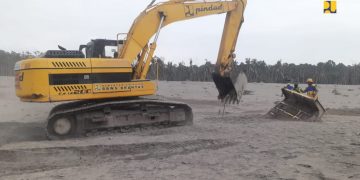 Kementerian PUPR Terjunkan Tim dan Alat Berat untuk Tanggap Darurat Bencana Erupsi Gunung Semeru
