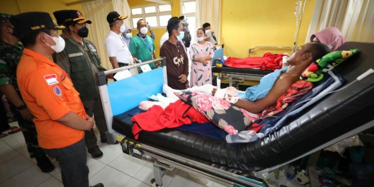 Kepala BNPB dan Menko PMK Tinjau Korban Terdampak Gunung Semeru di RSUD Pasirian 