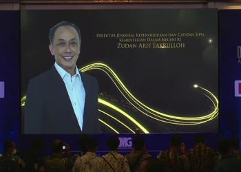 Dirjen Dukcapil Kemdagri Raih Penghargaan Best Bureaucrats Obsession Awards 2021