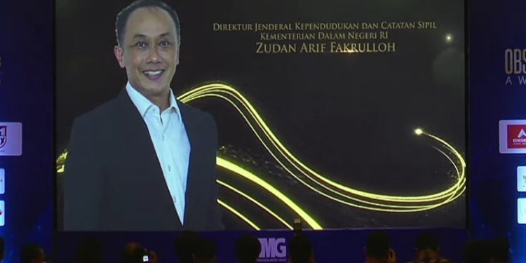Dirjen Dukcapil Kemdagri Raih Penghargaan Best Bureaucrats Obsession Awards 2021