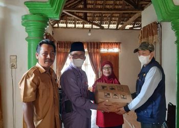 Pemkab Merangin Serahkan Bantuan Sembako, Kursi Roda dan Kaki Palsu