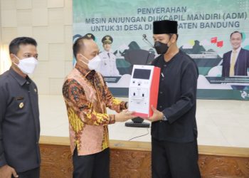 Dirjen Dukcapil Apresiasi Bupati Bandung Bagikan 31 Mesin ADM ke Desa-desa