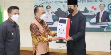Dirjen Dukcapil Apresiasi Bupati Bandung Bagikan 31 Mesin ADM ke Desa-desa