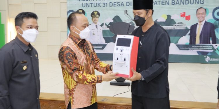 Dirjen Dukcapil Apresiasi Bupati Bandung Bagikan 31 Mesin ADM ke Desa-desa