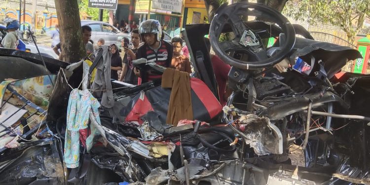 Tabrakan Maut, Bus Family Raya Dengan Mobil Carry, Tiga Orang Meninggal Ditempat