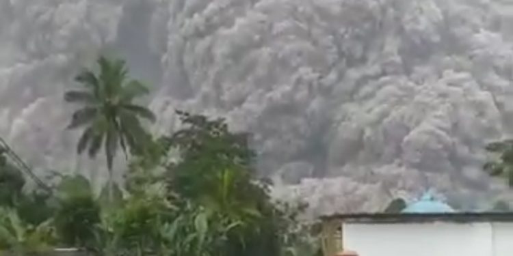 Aktifitas Awan Panas Guguran Gunung Semeru Berdampak pada Masyarakat di Kecamatan Pronojiwo Lumajang