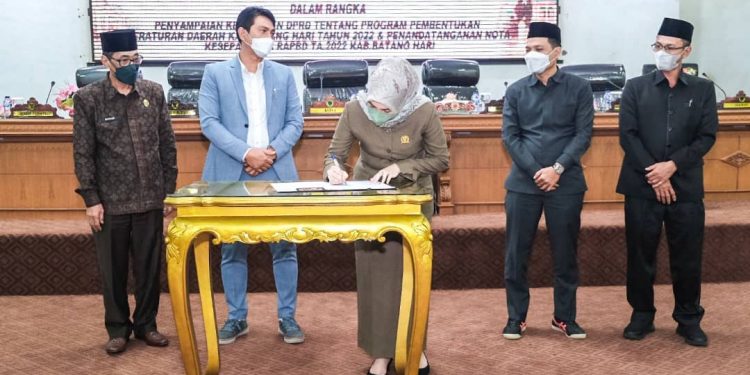 Dewan DPRD Batanghari Rapat Paripurna Sahkan RAPBD 2022