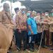 Bupati Mashuri Serahkan Bibit Sapi ke Kelompok Tani Sido Maju