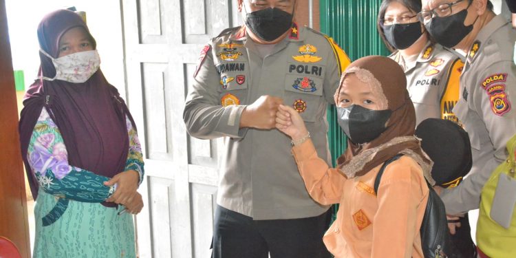 Wakapolda Jambi Tinjau Pemberian Vaksin Anak Usia 6-12  Tahun