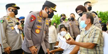 Tinjau Vaksinasi Serentak se-Indonesia, Kapolri Instruksikan Akselerasi ke Lansia dan Anak-Anak