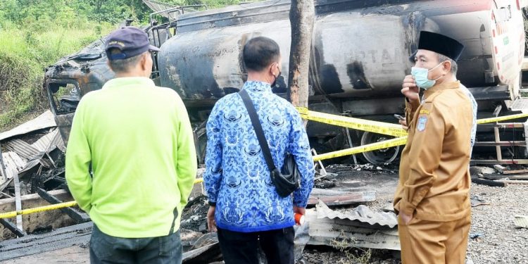 Bupati H.Mashuri Pantau Kondisi Korban Kebakaran Kios Minyak di Sungai Misang