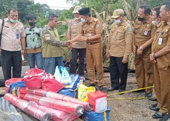 Bupati H.Mashuri Serahkan Bantuan Ke Korban Kebakaran Kios Minyak
