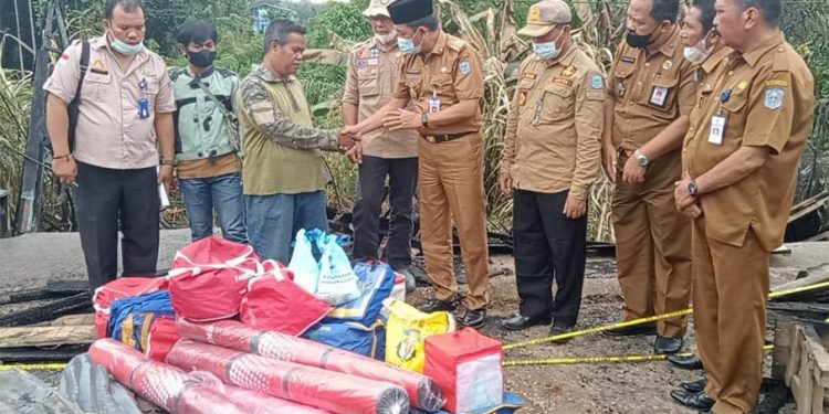 Bupati H.Mashuri Serahkan Bantuan Ke Korban Kebakaran Kios Minyak