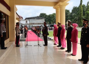 Kapolres Merangin Pimpin Upacara Tradisi Pedang Pora Untuk Anggota Yang Memasuki Purna Bhakti