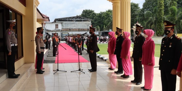 Kapolres Merangin Pimpin Upacara Tradisi Pedang Pora Untuk Anggota Yang Memasuki Purna Bhakti