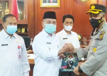 Bupati H. Mashuri Dapat Hadiah Buku dari AKBP Irwan Andy Purnamawan Selama Bertugas di Merangin