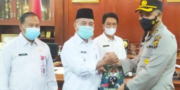 Bupati H. Mashuri Dapat Hadiah Buku dari AKBP Irwan Andy Purnamawan Selama Bertugas di Merangin