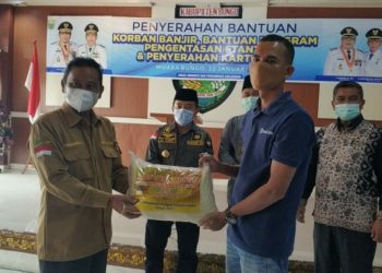 Gubernur Al Haris Serahkan 10,4 Ton Bantuan Beras Pasca Bencana