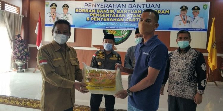 Gubernur Al Haris Serahkan 10,4 Ton Bantuan Beras Pasca Bencana
