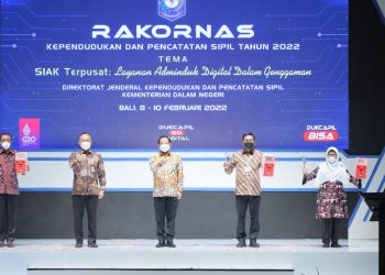 Mendagri Serahkan Penghargaan kepada 9 Kepala Dinas Dukcapil Terbaik